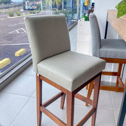 Banqueta Gold Estofada com Encosto em Tecido Linho, Espuma D23 e Estrutura 100% Madeira Maciça de Eucalipto com Apoio para os Pés e Acabamento em Verniz