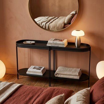Aparador Monaco 139 cm em MDF, MDP e Aço com Couro Ecológico ambientado no quarto
