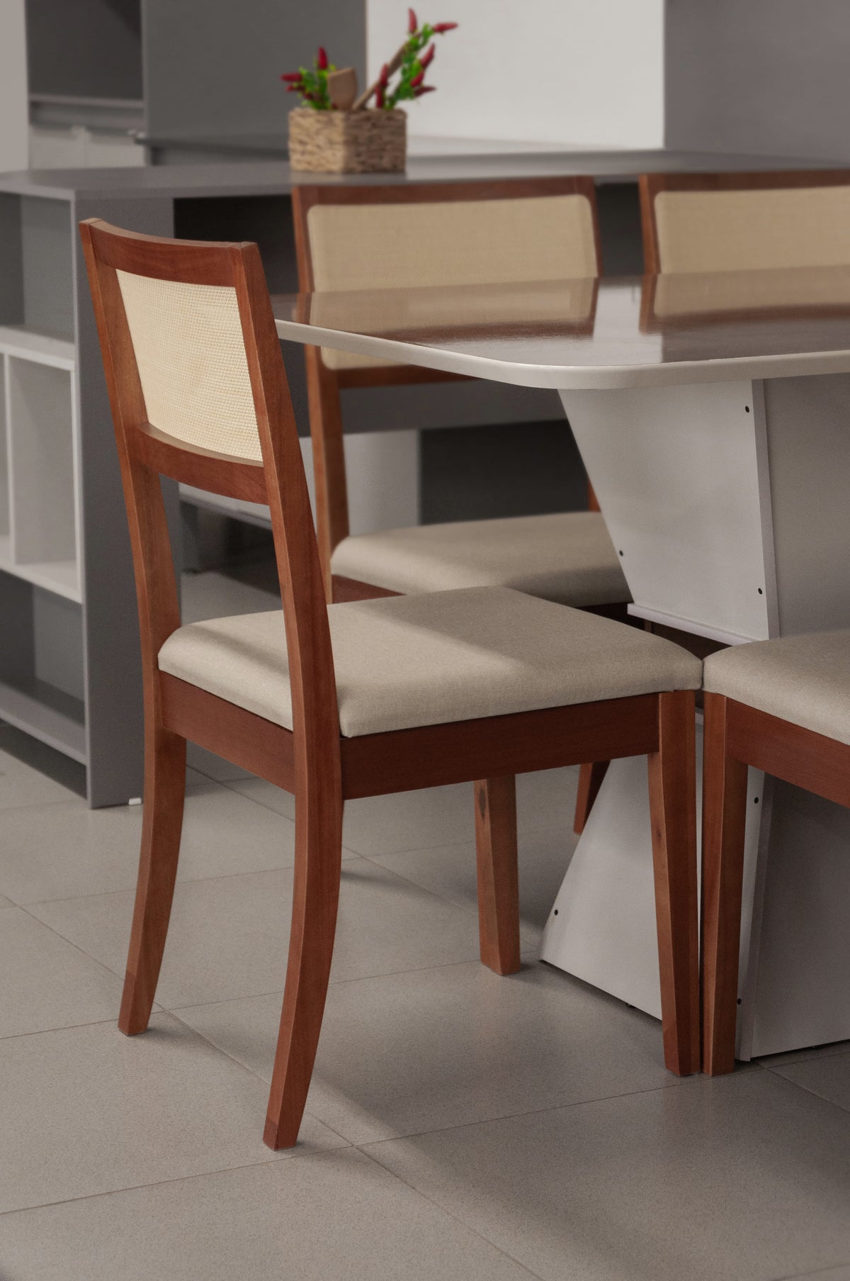 Kit com 2 Cadeiras MH3230 com Estrutura em Madeira Maciça, Assento em Linho e Encosto de Palha Natural