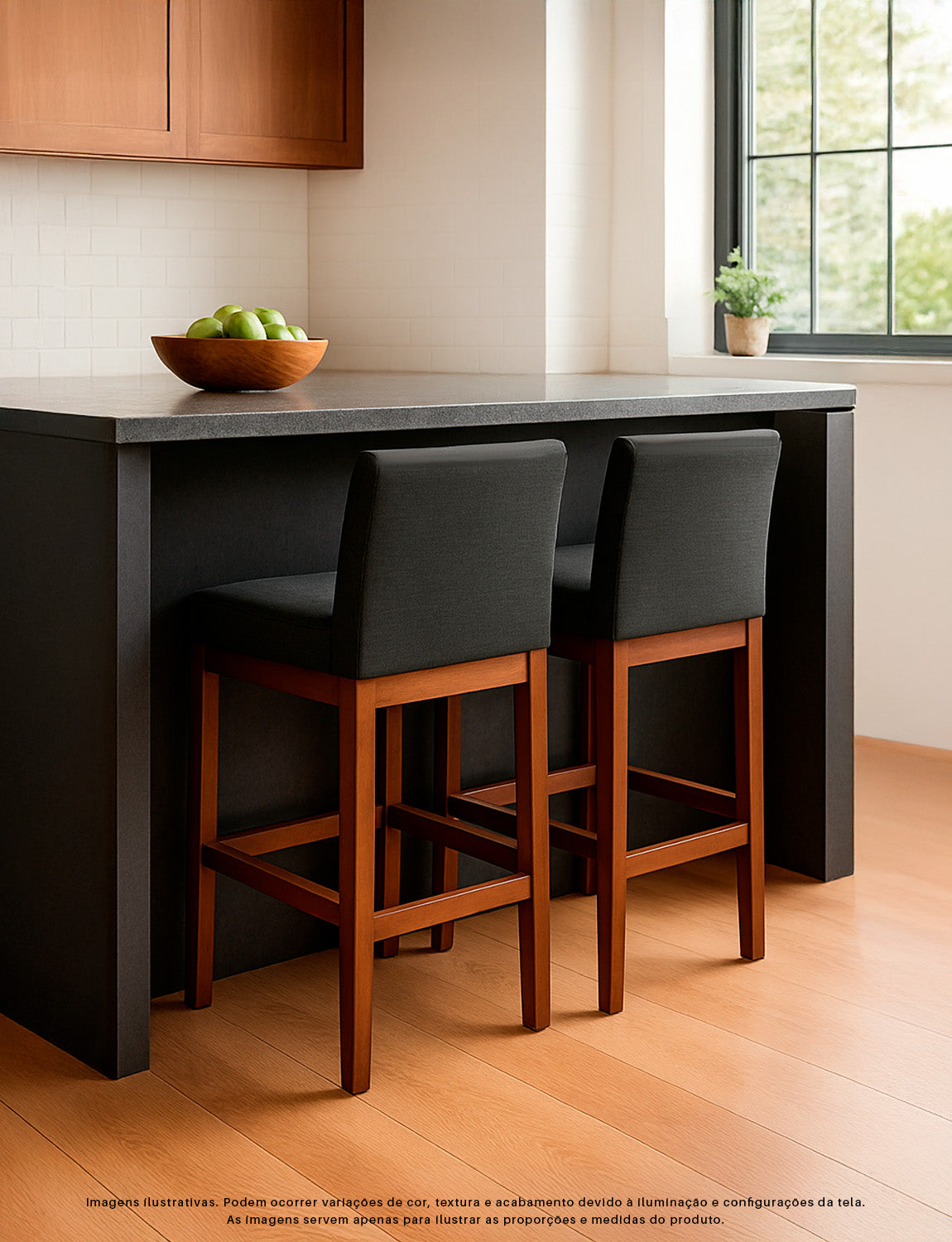 Banqueta Gold Estofada com Encosto em Tecido Linho, Espuma D23 e Estrutura 100% Madeira Maciça de Eucalipto com Apoio para os Pés e Acabamento em Verniz