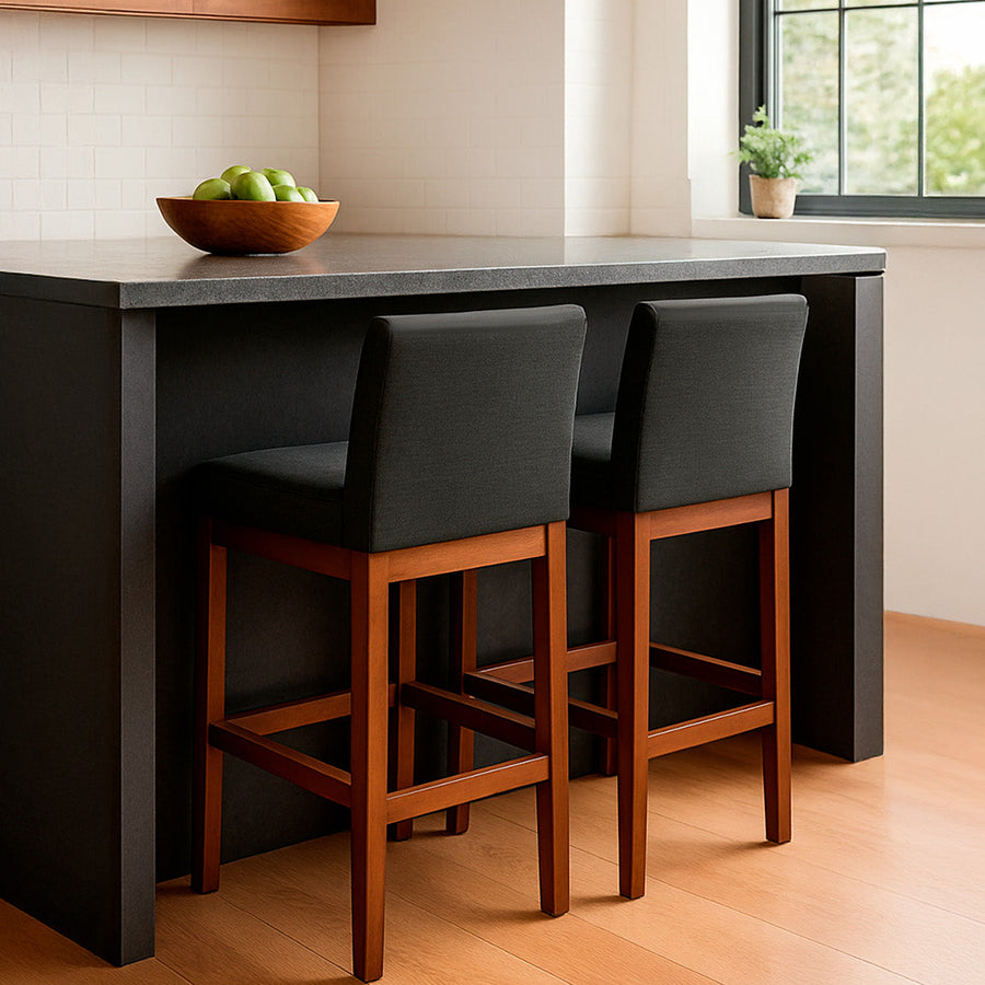 kit 2 Banquetas Gold Estofada com Encosto em Tecido Linho, Espuma D23 e Estrutura 100% Madeira Maciça de Eucalipto com Apoio para os Pés e Acabamento em Verniz