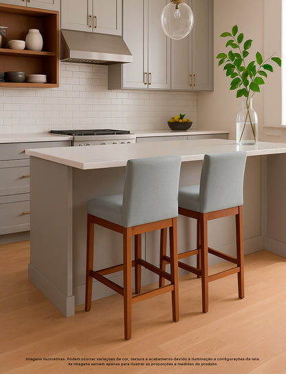 Banqueta Gold Estofada com Encosto em Tecido Linho, Espuma D23 e Estrutura 100% Madeira Maciça de Eucalipto com Apoio para os Pés e Acabamento em Verniz