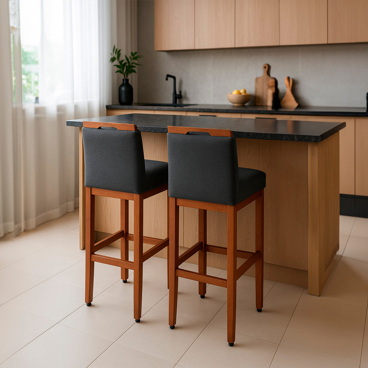 2 Banquetas Safira com Assento Estofado em Tecido Linho e Estrutura de Madeira Maciça – Com Encosto e Apoio para os Pés, Altura 104 cm para Bancadas Altas