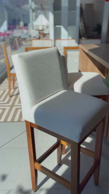 Banqueta Alta Jade Estofada com Estrutura de Madeira Maciça e Assento em Espuma D23 - Encosto Estofado e Altura Ideal para Bancadas Compactas