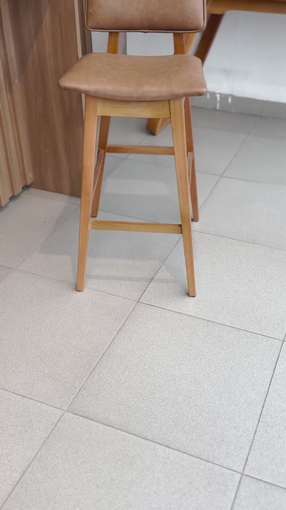 Banqueta Alta Madri com Estrutura em Madeira Maciça e Assento Estofado – Encosto Ergonômico e Altura Ideal para Bancadas Gourmet ou Cozinhas Americanas