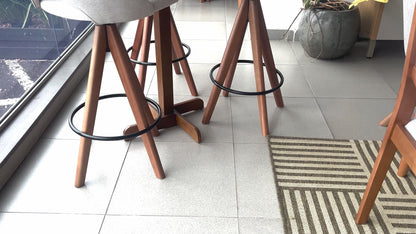 Kit 2 Banquetas Giratória Camila Estofada em Tecido em Linho com , Ideal para Bancadas Altas