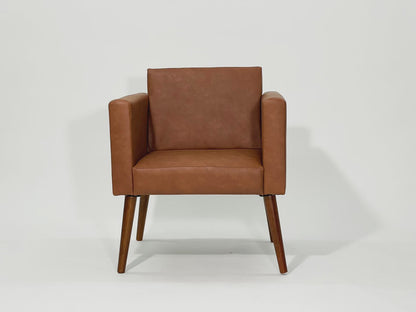 Poltrona Orion Estofada com Estrutura em Madeira de Eucalipto e Enchimento de Espuma